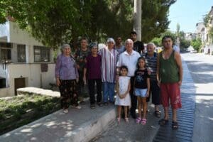 Karabağlar Belediyesi, vatandaşların &ouml;zellikle bu sıcak yaz g&uuml;nlerinde serinleyip nefes