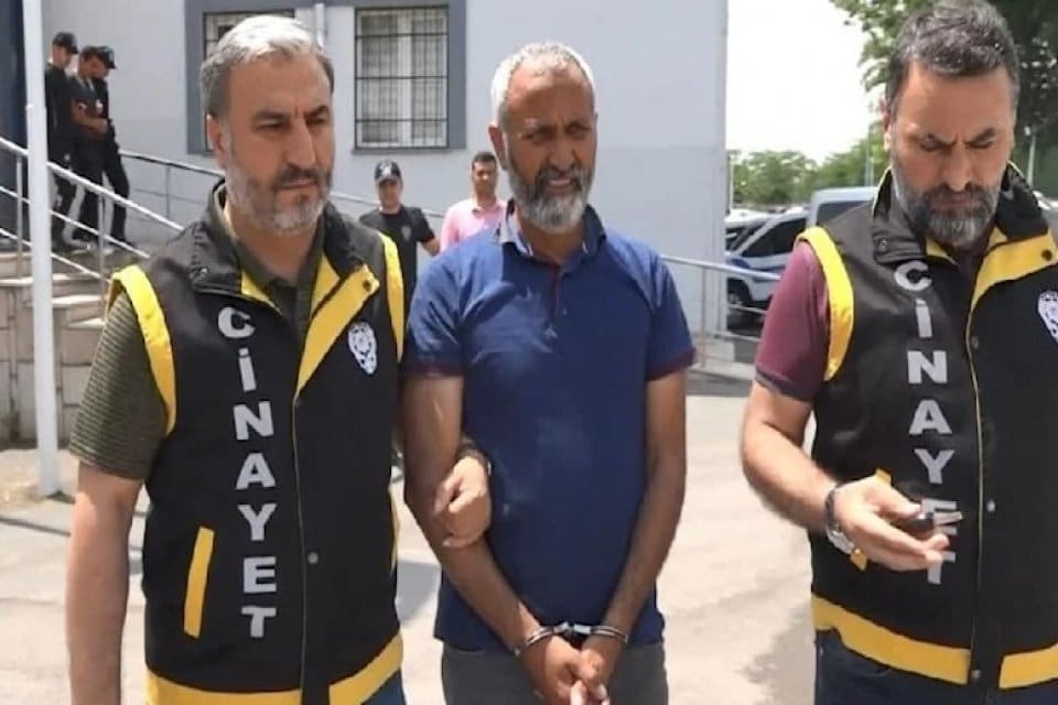 Bursa'da&nbsp;yeğenleri Ferman (19) ile Şahin G&uuml;nd&uuml;zeli (22) kardeşleri tabancayla vurarak