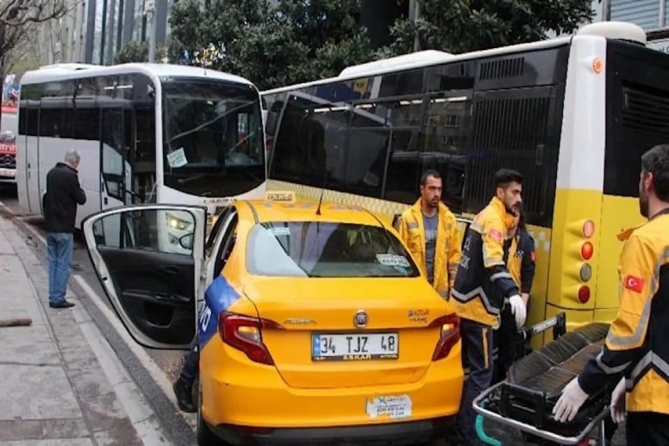 Şişli'de şof&ouml;r&uuml;n&uuml;n direksiyon hakimiyetini kaybettiği servis minib&uuml;s&uuml; &ouml;nce iki İETT