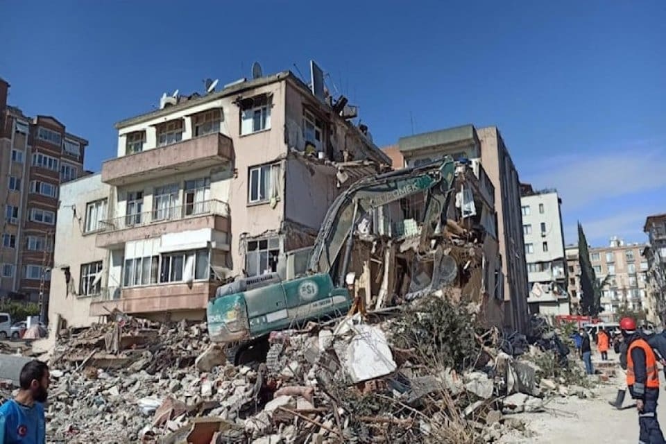 Hatay'da depremde ailesiyle kaldığı g&ouml;&ccedil;&uuml;k altından 2 saat sonra kendi