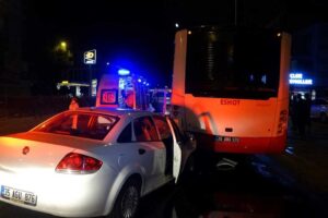 İzmir'in Karşıyaka ilçesinde, bir otomobil, arızalandığı için yol kenarına park