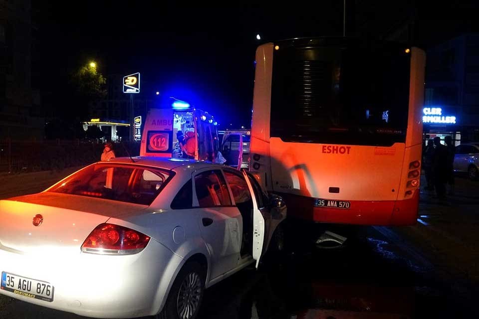 İzmir'in Karşıyaka il&ccedil;esinde, bir otomobil, arızalandığı i&ccedil;in yol kenarına park