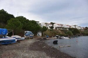 İzmir'in Seferihisar il&ccedil;esinde etkili olan fırtına nedeniyle 2'si alabora olan,