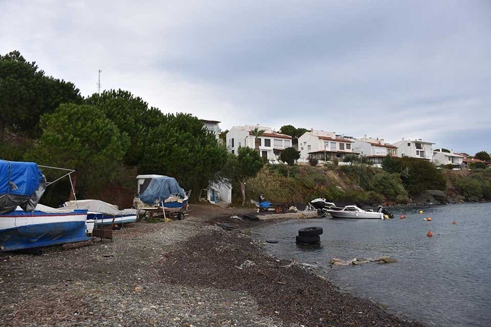 İzmir'in Seferihisar il&ccedil;esinde etkili olan fırtına nedeniyle 2'si alabora olan,