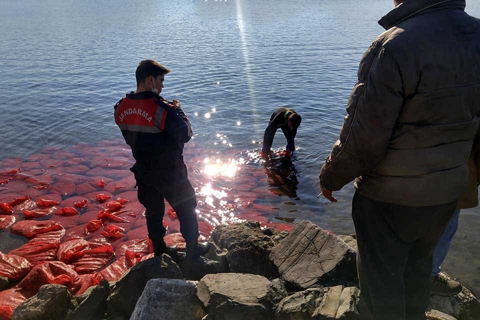 İZMİR&rsquo;in Aliağa il&ccedil;esinde jandarmanın bir tekneye d&uuml;zenlediği operasyonda 2 ton