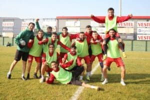 TFF 3'&uuml;nc&uuml; Lig 1'inci Grup'ta devre arasını İzmir'de ge&ccedil;iren Karşıyaka'da