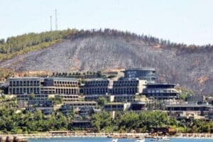 Yangınlar ve İngiltere'nin T&uuml;rkiye'yi kırmızı listede tutma kararıyla turizmciyi zor