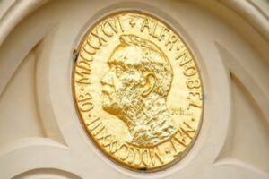 2021 Nobel Edebiyat &Ouml;d&uuml;l&uuml;'n&uuml; Zanzibar k&ouml;kenli romancı Abdulrazak Gurnah kazandı.