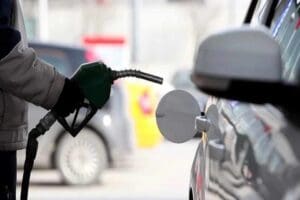 2023'&uuml;n ilk g&uuml;n&uuml;nde g&uuml;ncel akaryakıt fiyatları vatandaşlar tarafından merak ediliyor.