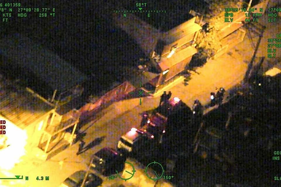 İZMİR'de haklarında yakalama emri bulunan 21 h&uuml;k&uuml;ml&uuml;, polis ekiplerince yapılan