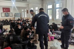 İZMİR'in Urla ilçesinde jandarmanın düzenlediği 2 ayrı operasyonda, yasa dışı