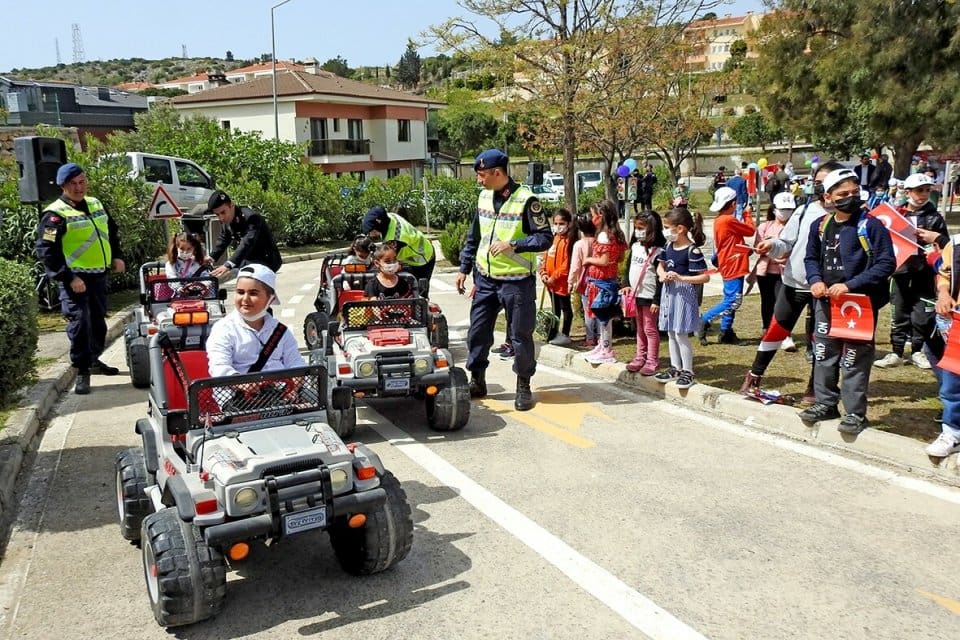 İzmir'de, jandarma tarafından başlatılan 'Hayat Ellerinde' projesi kapsamında, ilkokul &ouml;ğrencilerine