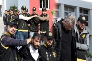 Adana&rsquo;da, Furkan &Ccedil;.&rsquo;yi (23) kapısında&nbsp;Anavatan Partisi&nbsp;(ANAP) İl Başkanlığı tabelası bulunan