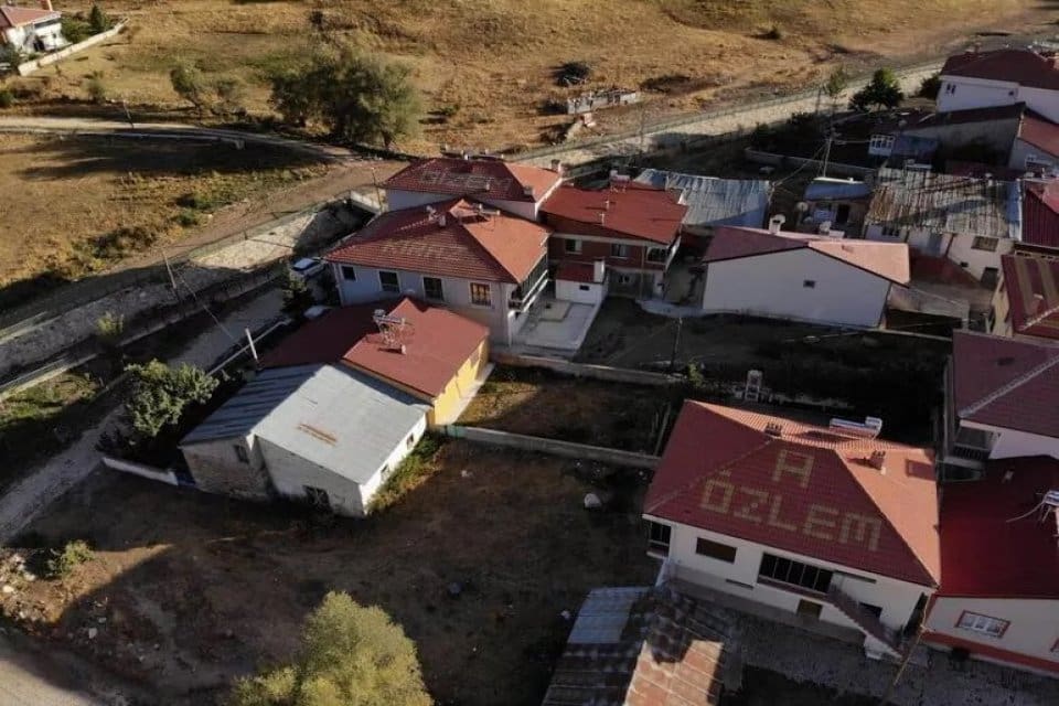 G&uuml;m&uuml;şhane&rsquo;nin Kelkit il&ccedil;esinde bulunan Akdağ K&ouml;y&uuml;'nde, k&ouml;y sakinleri torunlarının, eşlerinin