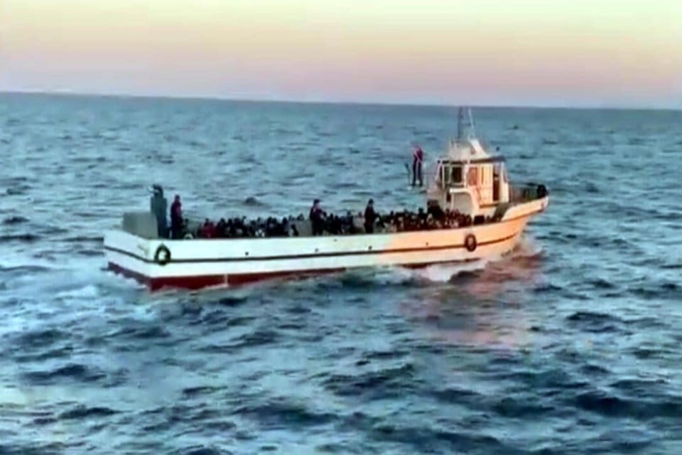 İzmir'in Fo&ccedil;a il&ccedil;esi a&ccedil;ıklarında, balık&ccedil;ı teknesiyle yasa dışı yollardan İtalya'ya