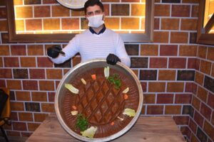 İzmir'de 25 metrekarelik çiğ köfte dükkanında birbirinden farklı lezzetleri harmanlayarak