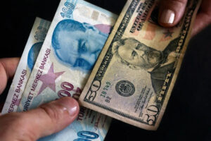 Dolar kuru, pazartesi gününü 20,11 liradan tamamlamıştı. Euro/TL ise yüzde