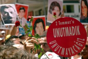 1993'te Pir Sultan Abdal'ı anma etkinlikleri kapsamında Sivas'a giden 33