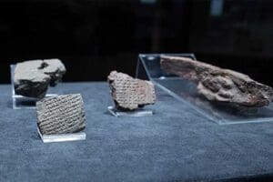 Anadolu'da h&uuml;k&uuml;m s&uuml;rm&uuml;ş Hitit İmparatorluğu'nun "kutsal evlilik", "bayram", "b&uuml;y&uuml;" gibi