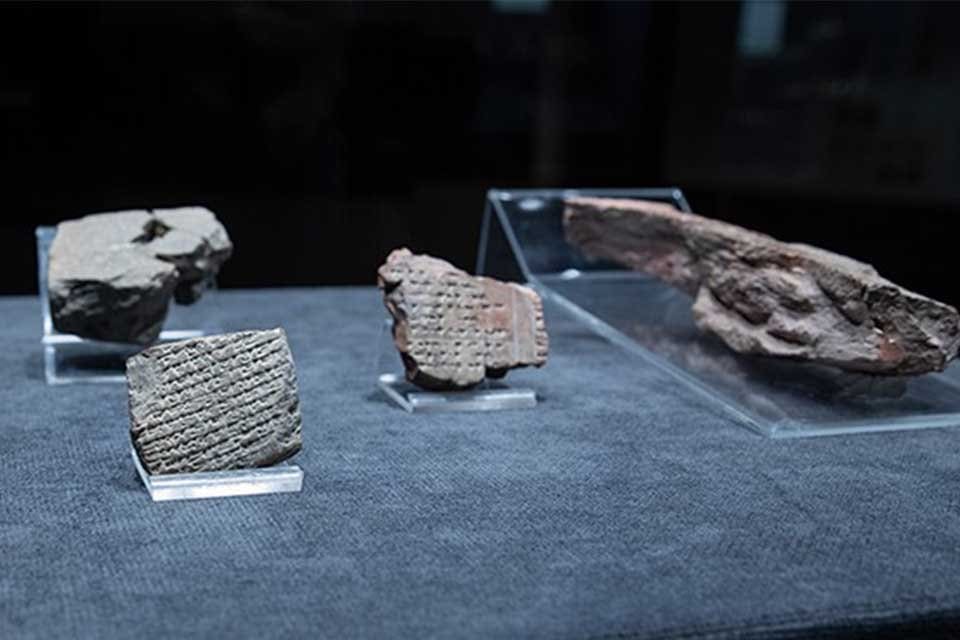 Anadolu'da h&uuml;k&uuml;m s&uuml;rm&uuml;ş Hitit İmparatorluğu'nun "kutsal evlilik", "bayram", "b&uuml;y&uuml;" gibi