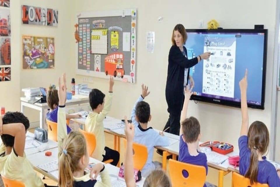 Antalya'da d&uuml;zenlenen eğitim sempozyumunda konuşan T&uuml;rkiye &Ouml;zel Okullar Derneği Başkanı