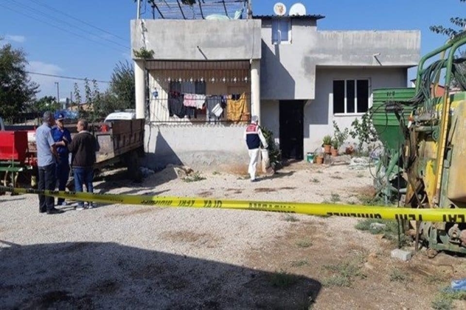 Adana'da 3, 7 ve 9 yaşlarındaki 3 &ccedil;ocuğunu bı&ccedil;akla &ouml;ld&uuml;rd&uuml;ğ&uuml;