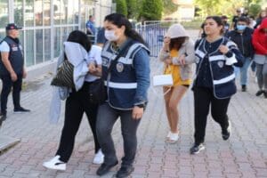 Denizli merkezli 3 ilde, eskort siteleri &uuml;zerinden dolandırıcılık yaptıkları belirlenenlere