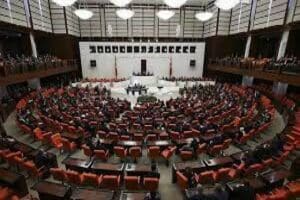 CHP milletvekili &Ouml;zg&uuml;r Karabat, AK Parti milletvekili Vahit Kiler ve