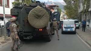 Kahramanmaraş'ta aranan kişiyi yakalamak i&ccedil;in eve giden polislere ateş a&ccedil;ıldı.