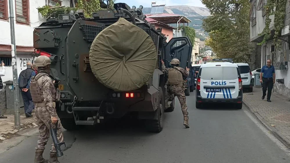 Kahramanmaraş'ta aranan kişiyi yakalamak i&ccedil;in eve giden polislere ateş a&ccedil;ıldı.