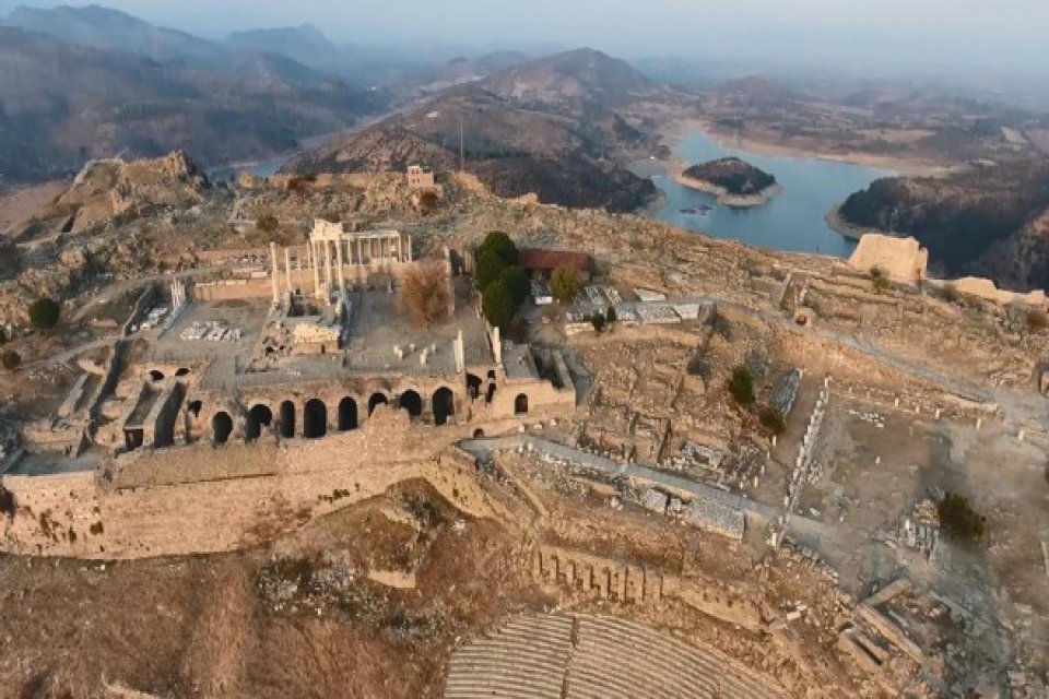 İzmir'de yapılan 'Yedi Kiliseler K&uuml;lt&uuml;r Rotası Paneli'nde, Hristiyan d&uuml;nyası tarafından