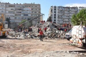 İzmir'de, 6.6 b&uuml;y&uuml;kl&uuml;ğ&uuml;ndeki depremde 30 kişinin &ouml;ld&uuml;ğ&uuml; Emrah Apartmanı ile