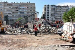 Binanın m&uuml;teahhidi Hayati Uzun ve statik-betonarme proje m&uuml;ellifi ve fenni
