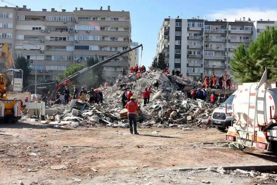 Binanın m&uuml;teahhidi Hayati Uzun ve statik-betonarme proje m&uuml;ellifi ve fenni