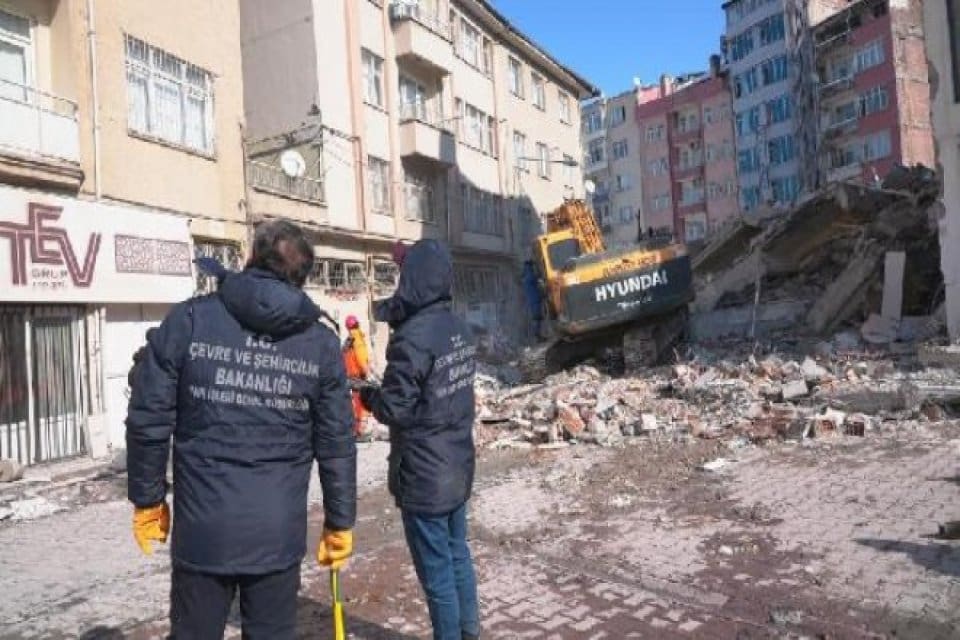&Ccedil;evre, Şehircilik ve İklim Değişikliği Bakanlığı'nca depremden etkilenen 13 ildeki