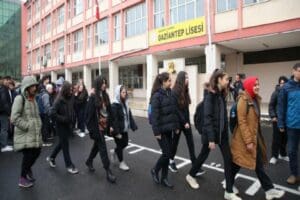 Milli Eğitim Bakanı Mahmut &Ouml;zer, deprem b&ouml;lgesinden diğer illere nakil
