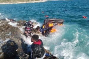 Aydın'ın Kuşadası il&ccedil;esi a&ccedil;ıklarında, Yunan unsurlarınca geri itilen ka&ccedil;ak g&ouml;&ccedil;menlerin