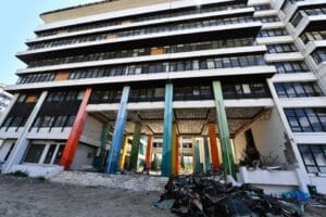 30 Ekim depreminde hasar g&ouml;rd&uuml;ğ&uuml; i&ccedil;in boşaltılan İzmir B&uuml;y&uuml;kşehir Belediyesi&rsquo;nin