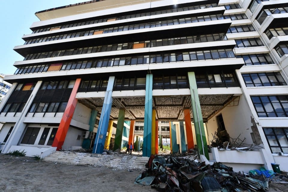 30 Ekim depreminde hasar g&ouml;rd&uuml;ğ&uuml; i&ccedil;in boşaltılan İzmir B&uuml;y&uuml;kşehir Belediyesi&rsquo;nin