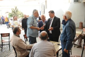 Bergama’nın tarihi sokaklarında, vatandaşlarla sohbet eden Karşıyaka Belediye Başkanı Cemil