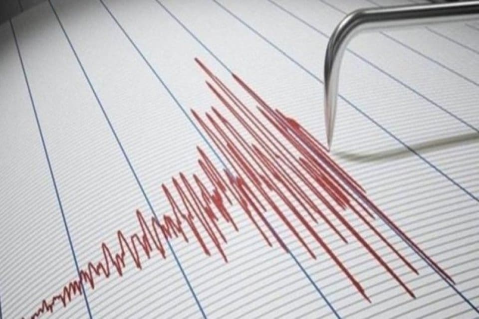 Bing&ouml;l'&uuml;n Kiğı il&ccedil;esinde saat 15.27'de 4,3 b&uuml;y&uuml;kl&uuml;ğ&uuml;nde deprem meydana geldi.