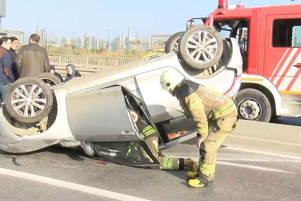 İstanbul K&uuml;&ccedil;&uuml;k&ccedil;ekmece D-100 Sefak&ouml;y mevkiinde 4 aracın karıştığı zincirleme kazada,