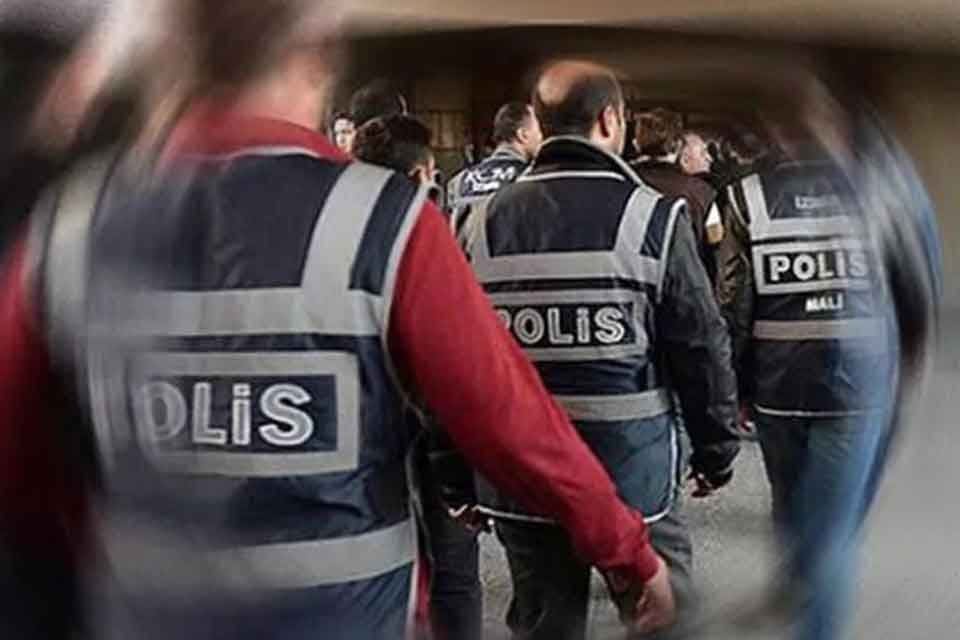İZMİR'in Konak İl&ccedil;e Belediyesinde Ruhsat Denetim M&uuml;d&uuml;rl&uuml;ğ&uuml;nde g&ouml;rev yapan memurlardan