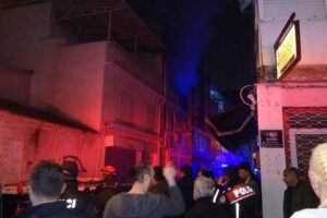 İZMİR'in Konak ilçesinde, 4 katlı binanın 3'üncü katında çıkan yangın
