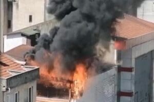 İzmit'te 4 katlı mağazanın &ccedil;atısında &ccedil;ıkan yangın, başka yerlere sı&ccedil;ramadan