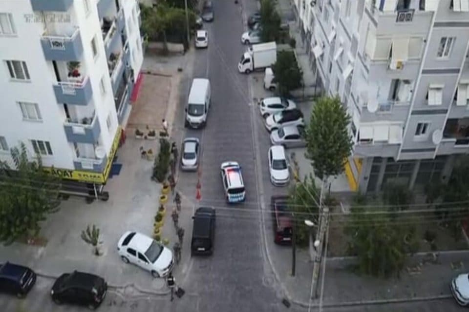 İZMİR'de faizle para verip, mağdur ettikleri kişilerin taşınmazlarını tehdit ve