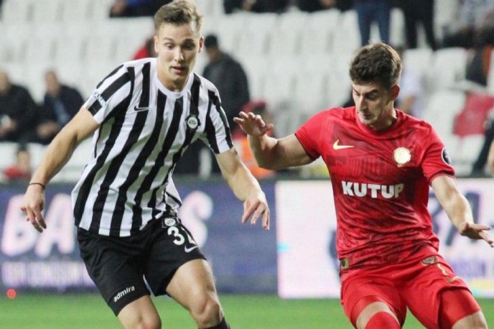 Altay'da ilk yarı sonunda kadro dışı bırakılan Arda Gezer'e aynı