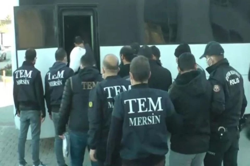 Mersin'de, ter&ouml;r &ouml;rg&uuml;t&uuml; IŞİD'e y&ouml;nelik polis ekiplerince d&uuml;zenlenen operasyonda g&ouml;zaltına
