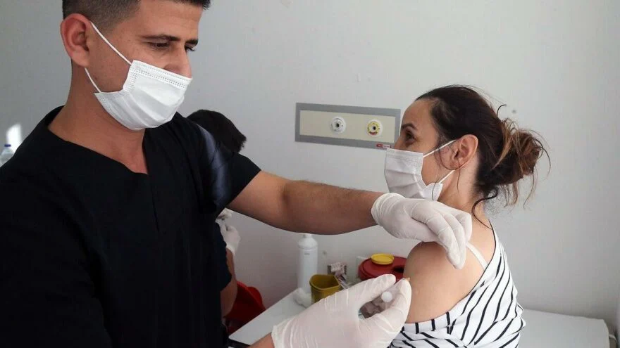D&uuml;nya &ccedil;apında 6 milyondan fazla insanın &ouml;l&uuml;m&uuml;ne sebep olan corona