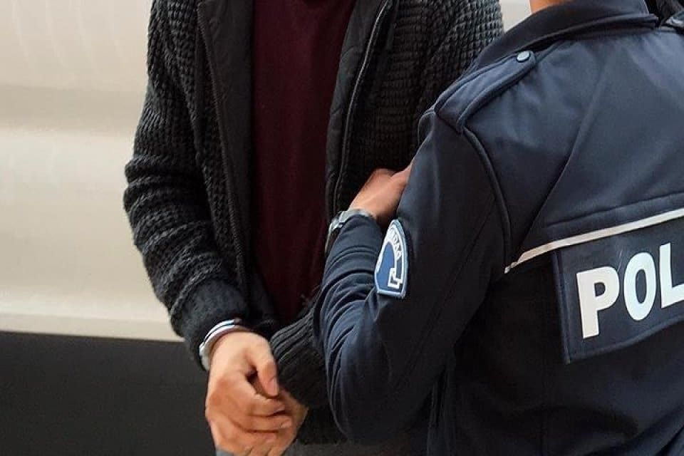Karaman'da bah&ccedil;ede oynayan 4 yaşındaki &ccedil;ocuğu t&uuml;fekle yaralayan ş&uuml;pheli yakalandı.